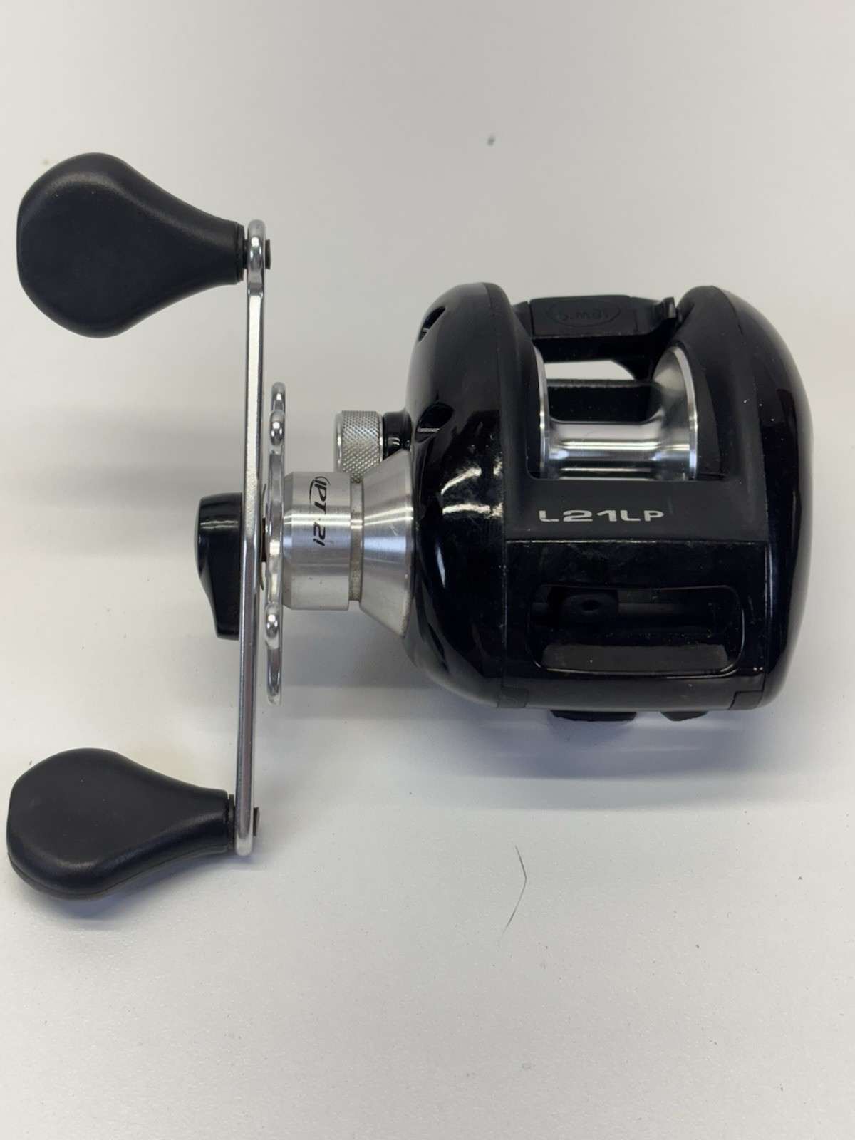 Lew’s L21LP Low Profile Baitcasting Fishing Reel