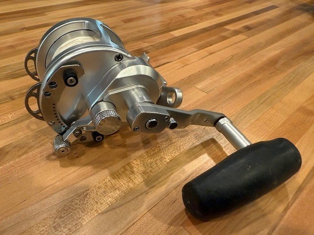 Avet HX 5/2 Two-Speed Fishing Reel with Power Handle – Silver