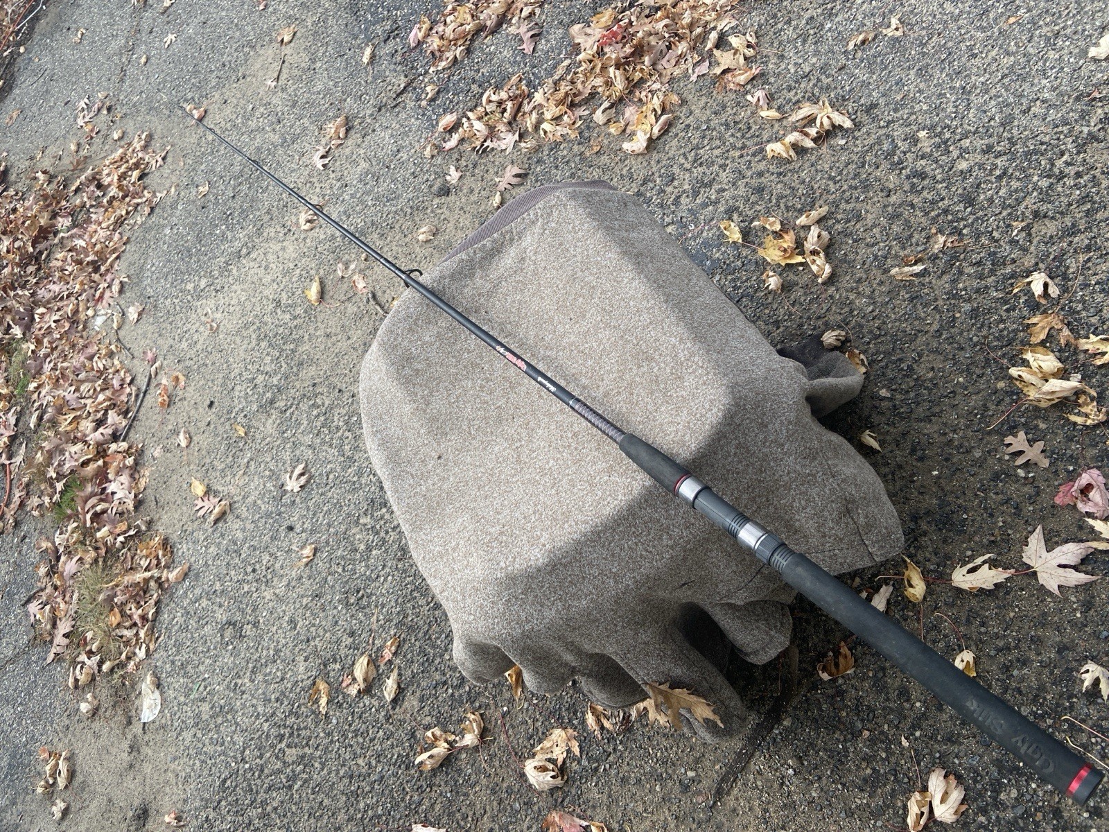 HARDLY USED SHAKESPEARE UGLY STIK GX2 USSP701MH 7 FOOT 1 PIECE SPINNING ROD