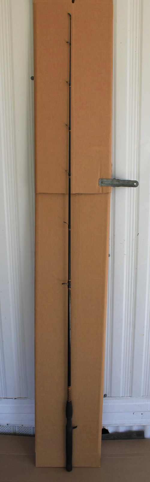 Shakespeare Ugly Stik CAL 1100 6′ 6″ Fishing Rod 1-Piece Medium Action 8-20lb