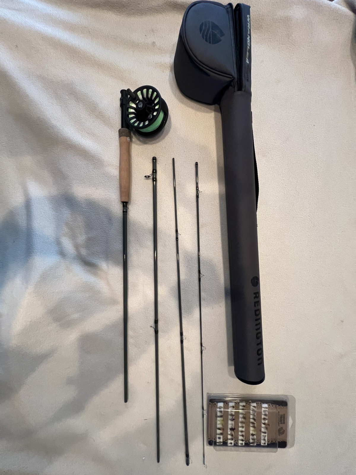 Redington Wrangler fly rod combo 9′ – New with case- With 48 Fly Kit