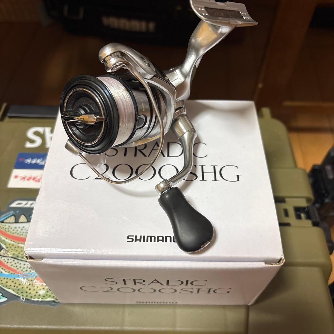 Shimano 19 Stradic C2000SHG Spinning Reel Used with scratches