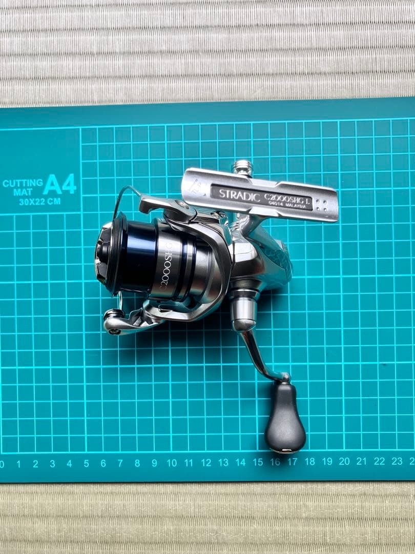 Shimano 19 STRADIC 2000SHG Spinning Reel with Gomexus Reel Stand